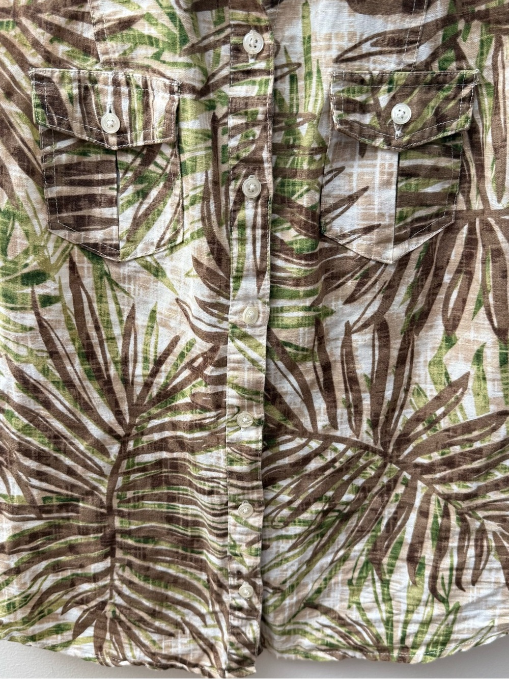 Liz Claiborne Sleeveless Button-Front Palm Print Top in Brown & Green - Picture 3 of 5